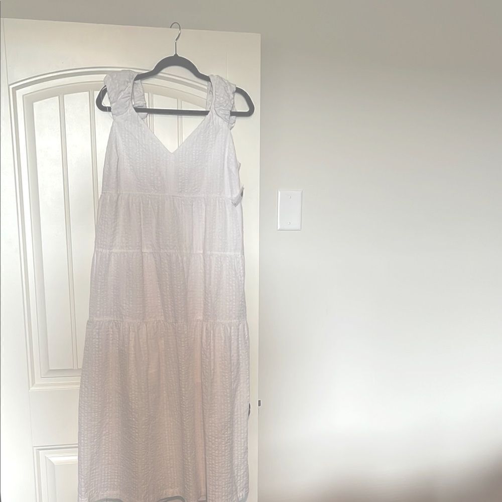 Elegant White Sleeveless Dress